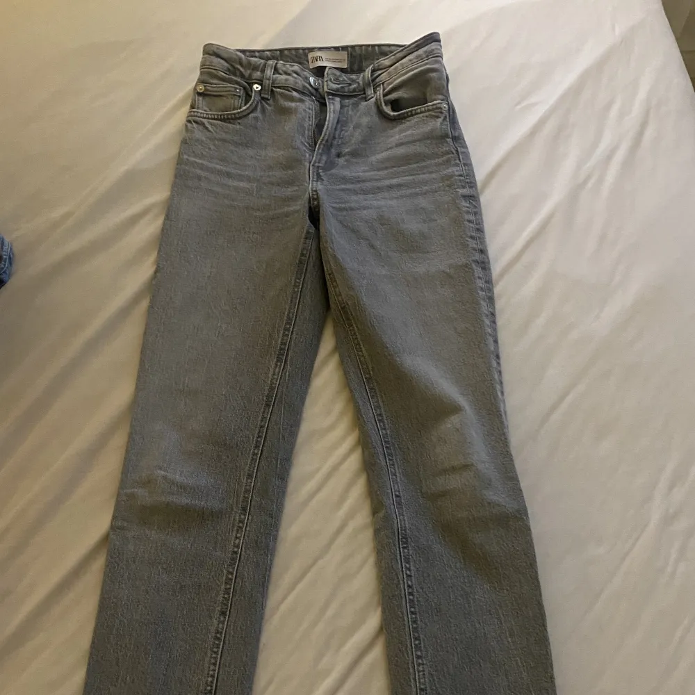 ett par jeans från zara, gråa med slut där nere, ganska slim fit men ändå utsvängda där nere ❤️❤️. Jeans & Byxor.