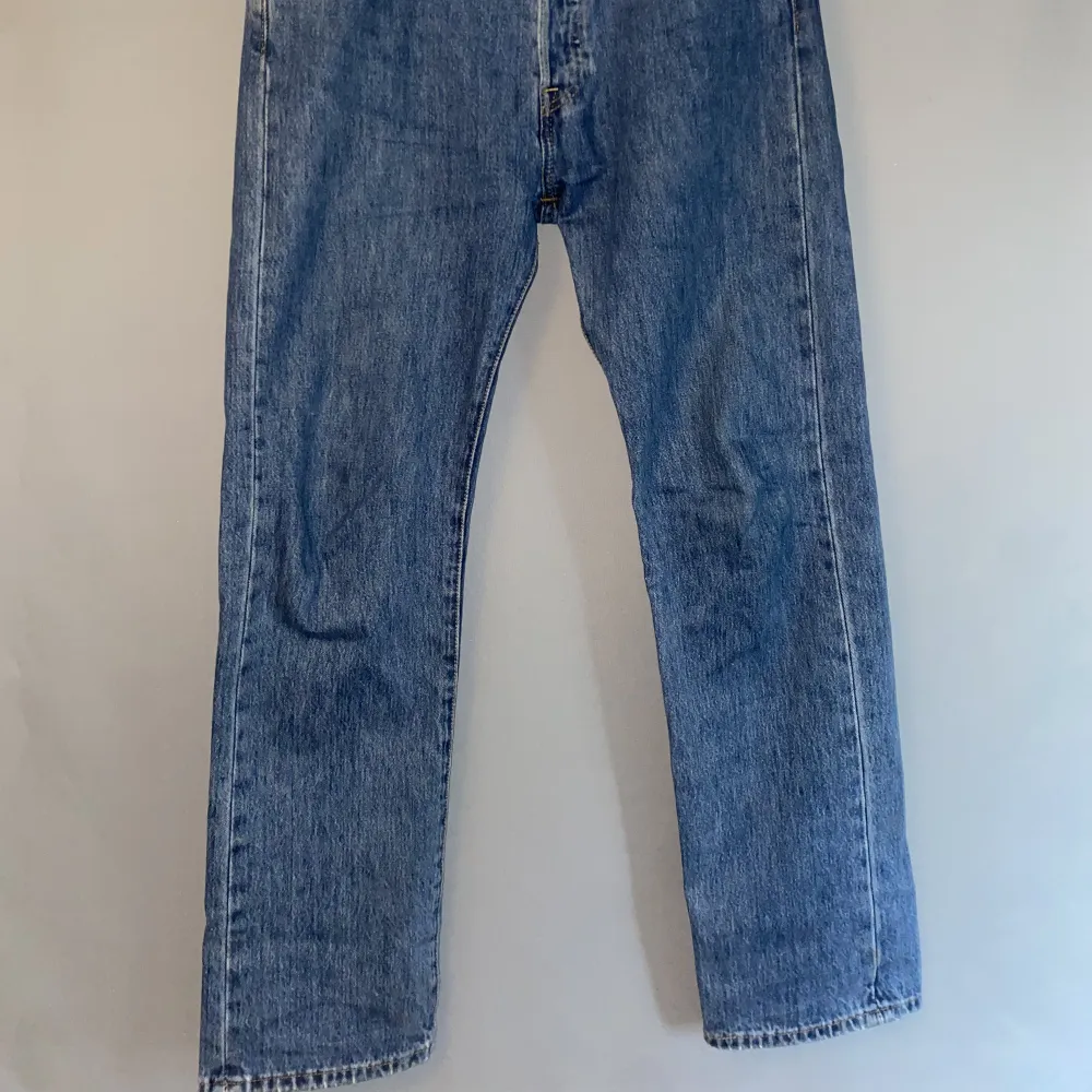 Klassiska 501 jeans från Levi’s. Stl: W33, L32. Skick 9/10, använda ett fåtal gånger.. Jeans & Byxor.