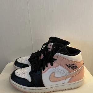 NIKE AIR JORDAN 1 RETRO MID CRIMSON TINT storlek 41 använda men bra skick! Köpta för 2300kr priset kan diskuteras 