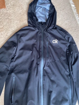 En fint Calvin Klein sonar jacka - Säljer min fint sommar jacka som är nästan nyt. 
