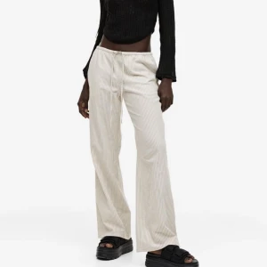 Linnebyxor H&M - Populära och helt slutsålda randiga linnebyxor från h&m, storlek xs. Ej använda, helt nya med prislapp på. 