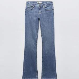 Trendiga zara jeans i bootcut och är slutsålt i många storlekar. Säljer pga att dom kom aldrig till användning💗