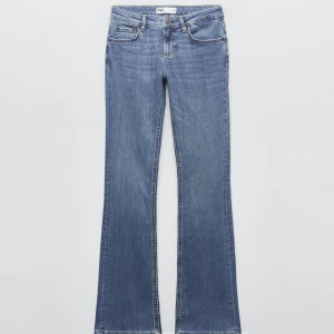 Zara bootcut jeans - Trendiga zara jeans i bootcut och är slutsålt i många storlekar. Säljer pga att dom kom aldrig till användning💗