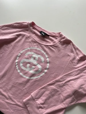 Stüssy crewneck rosa - Stüssy / Stussy crewneck. Storlek L, skulle tro den är unisex då den sitter mer som en M i killstorlek. Hör av dig för mer info!