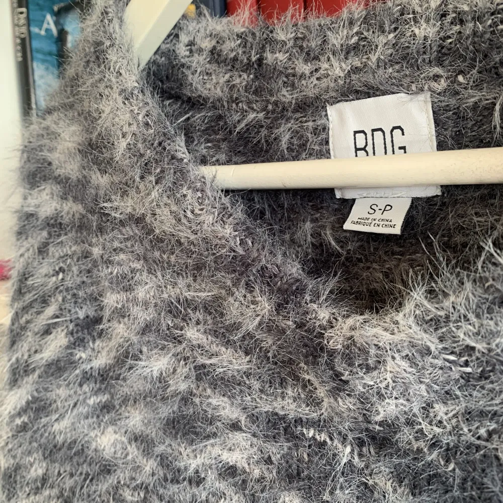 Köpt i usa och använd en gång. Så mjuk tröja! kan inte bestämma mig om den är blå eller grå? blågrå?  Storlek S-P. Stickat.