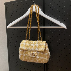 Gul väska - Så fin väska köpt på Sellpy 💛rymlig och man får plats med mycket! Kan bäras på axel och crossbody