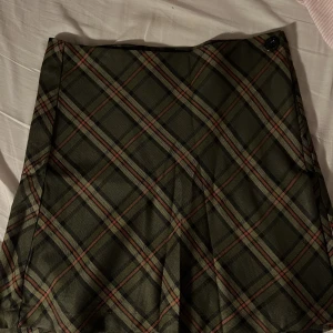 Unif wrap around skirt - Aldrig använd av mig!! 🫶🏻🫶🏻 vet ej om den är äkta