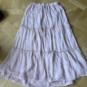 Långkjol  - Jättefin trendig kjol i ljusrosa färg. 💛