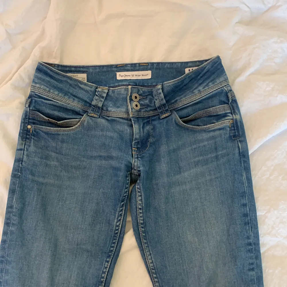 Säljer dessa skit snygga Pepe jeans från zalando 💕 Storlek 32/34 Nypris 849kr. Jeans & Byxor.