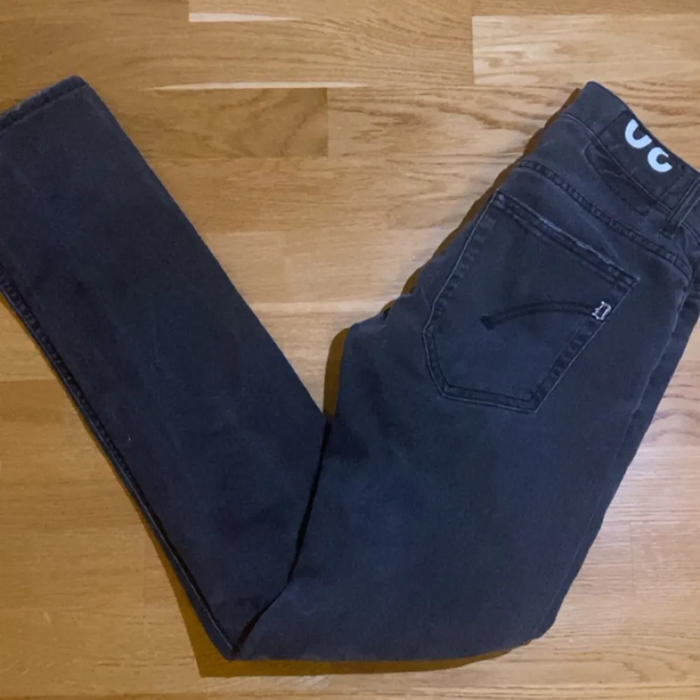Säljer ett par riktigt schyssta mörkgrå Dondup jeans i modellen Ritchie på grund av att de var försmå för mig. Har några små slitningar på fickorna och längst ner på benen. Första bilden e lånad från han jag köpte de av! 🤙. Jeans & Byxor.