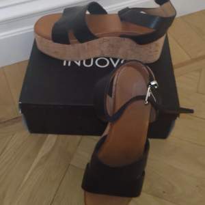 Fina sandaler av äkta mjukt läder från skomärket Inuovo i storlek 39, oanvända, endast provade hemma. Normala i storleken, mjuka och bekväma men tyvärr lite för höga för mig :)