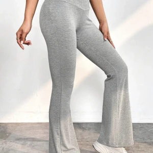 SHEIN Leggings -  här säljer jag ett par SHEIN leggings jag är typ 1,73 och de var korta på mig och de var i storlek XS och om ni vill ha fler bilder och så kan ni skriva det ⚠️tryck inte på köp nu⚠️ har bara provat dem på en gång så de är sprillans nya❤️frakten är 60+kr💗