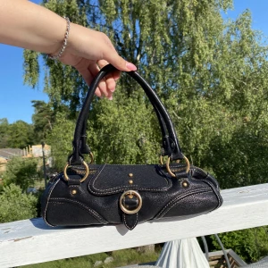 Cool väska - Den perfekta svarta väskan! Klassisk men ändå unik! Stilrent men inte tråkig!🥰 Superfint skick!