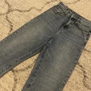 dessa jeans säljer jag för de inte kommer till någon användning längre, dessa är från shein och vill sälja de asap.