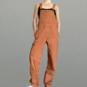 Hängselbyxor, Monki - Hängselbyxor från Monki🥳 Ena spännet är paj så det är fastknutet (se bild 2), annars fint skick! 