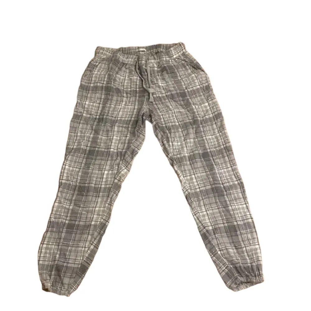 Gråa pyjamas byxor från Cubus! Jätte skönt material! Resårs vid ankeln! Storlek S! Säljer för 95kr+ frakt😁. Jeans & Byxor.