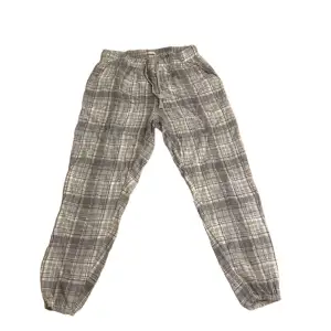 Gråa pyjamas byxor från Cubus! Jätte skönt material! Resårs vid ankeln! Storlek S! Säljer för 95kr+ frakt😁