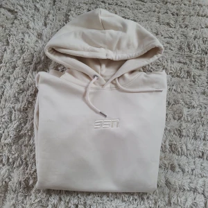 Hoodie från SSN Nutrition, unisex - Hoodie från SSN Nutrtion i ny skick.  Unisex. Nypris 699kr.