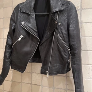 Skinnjacka  - Skinnjacka använd en gång 