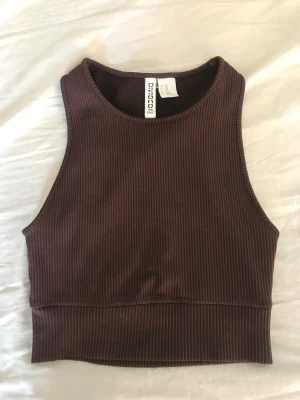 Brun träningstopp - En brun träningstopp i storlek XXS, mycket bra skick. Säljer den då den börjar bli för liten och inte används längre!