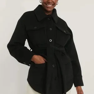 Svart jacka med bälte - Jacka i superfint skick, slutsåld från Nelly storlek 36! Säljer för 350 exklusive frakt