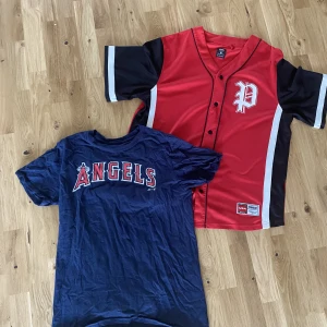 2 pack - Säljer nu mina snygga tröjor av väldigt bra kvalite. Bra skick & tagit väl hand om dem. Tål att tvättas i tvättmaskin 30grader Du får 2st i storlek S/M Tidlösa och går att matcha till det mesta! Priset är 85 exkl frakt.