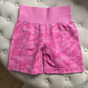 Nvgtn - Nvgtn Camo shorts i storlek S, färgen bubble gum pink, använda en gång, inga skavanker.