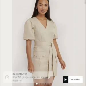 CARGO KLÄNNING - Hej! Säljer denna cargo klänningen ifrån NA-KD. Använd endaste ett antal gånger😍