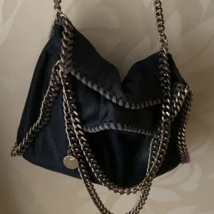 Stella mccartney väska - Säljer denna jättefina marinblåa stella mccartney väskan i modellen falabella mini. Den är i bra skick, Inga tydliga defekter. Köpt för ca ett halvår sen för ca 6000, säljer nu för 4000. Skriv vid intresse eller frågor💕