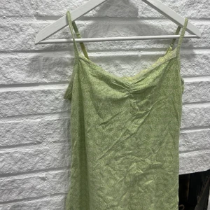 Vintage linne  - Ett ljusgrönt linne i storlek S. Skrynklig på bilderna men övrigt bra skick