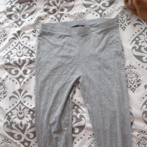 Gråa utsvängda byxor  - Säljer för att de är alldeles förstora. Jätte skönt material. Har aldrig använt dem. Fick de av min cän som inte heller använt dem. (Bara provats) Priset kan diskuteras 