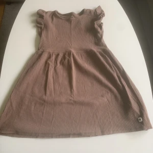 Klänning  - En brun klänning som är använd några gånger. Men hittar inga fläckar eller hål   Fast pris plus porto 