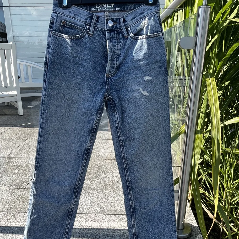 Mid waist raka jeans från only. Använda ett par gånger men inga defekter🩷. Jeans & Byxor.