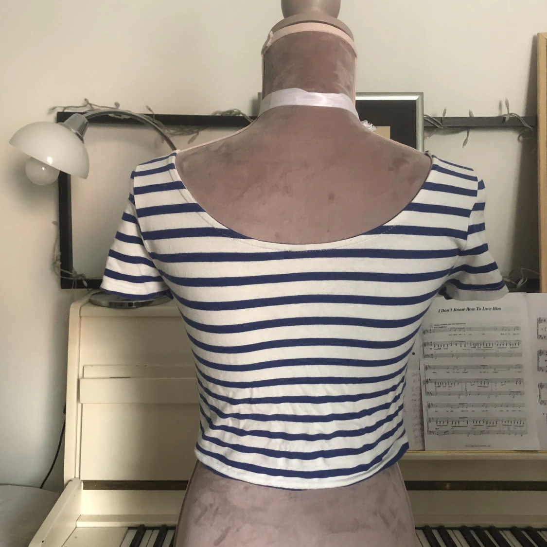 Gullig blå- och vitrandig tröja - 91