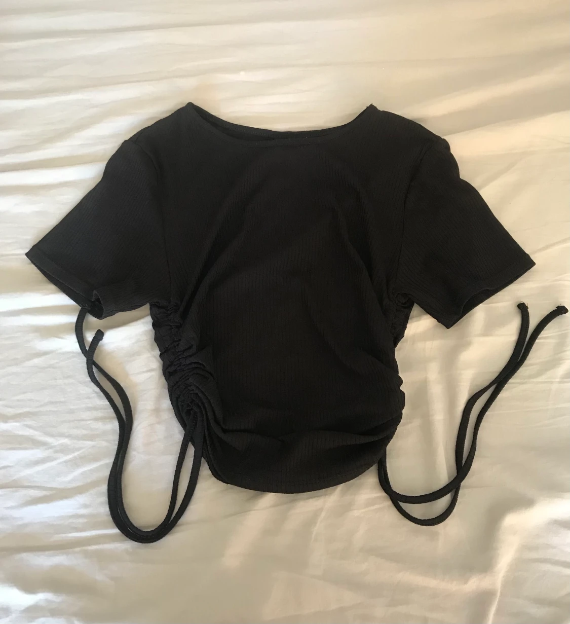 Svart tajt t-shirt med snöre