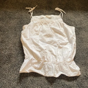 linne - Säljer detta superfina vita linne, köpt 2020 på h&m, säljer pga att jag inte använder det. Fint skick! 