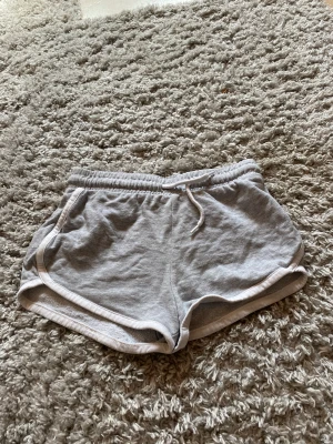 Mjukis shorts  - Ett pack med 2 shorts 1 grå 1 grön,  Man kan välja att köpa en men då får ni skriva till mig och göra ett prisförslag 