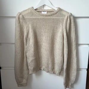 Stickad tröja  - Jättegullig stickad i beige. Söt att styla till kjolar eller över klänningar 🍓