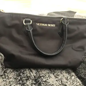 Säljer min fina Victoria secret väska för 300 kr💕den säljs inte längre och den är använd bara 2 gånger, inga repor den ser helt ny ut! 