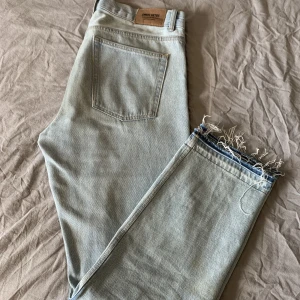 Sweet Sktbs jeans - Fransade jeans från Sweet Sktbs. Perfekt baggy fit. Använda men mycket gott skick!