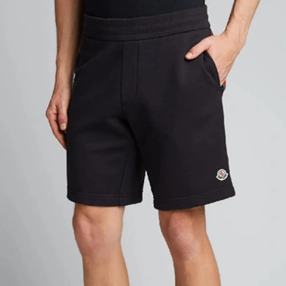 Marinblå shorts från Moncler i storlek XS. Lite solblekta framtill!  Nypris 3 390 kr. 🤗. Shorts.