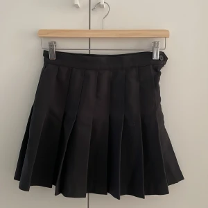 American Apparel tenniskjol - American apparel tenniskjol som är köpt i min tonår när butikerna fortfarande var en grej i sverige. Nyskick och använd någon gång eller två :)! 