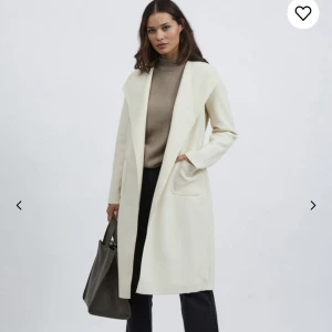 Kappa vändbar - Säljer en endast provad kappa men lapp kvar, säljes då den inte passar till det jag skulle ha den till. Nypris 749