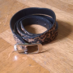 Skäro med mönster - Skärp använt fåtal gånger. Fint skick. Pris är diskuterbart vid snabb affär. 💖 Vid funderingar skicka gärna pm. 😊 Köparen står för frakten. 