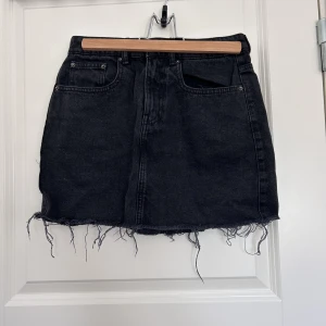 Zara svart jeanskjol - Stl s Sparsamt använd, inga anmärkningar på skick 