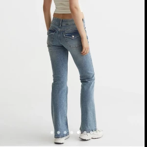 Low waist jeans - Lågmidjade byxor från hm, skriv för fler bilder så skickar jag💗Inte använda för dom är förstora💗