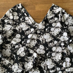 Blus storlek S - Din långärmade blommig blus