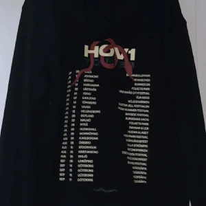 !SÖKER 2023 TOUR MERCH! - Jag söker en Hoodie eller t-shirt utav hov1 2023 tour merchen. Jag har inte kunnat få tag på merchen under de konserter jag varit på eftersom jag stått frontrow på alla så har merchen varit slut när jag kommer dit hahah. Kan betala mycket!! 
