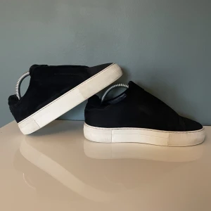 Axel Arigato skor - Fina Axel arigato skor i färgen mörkblå. DM för fler bilder.