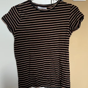 T-shirt - T-shirt köpt secondhand från Pull&Bear. Bra skick.
